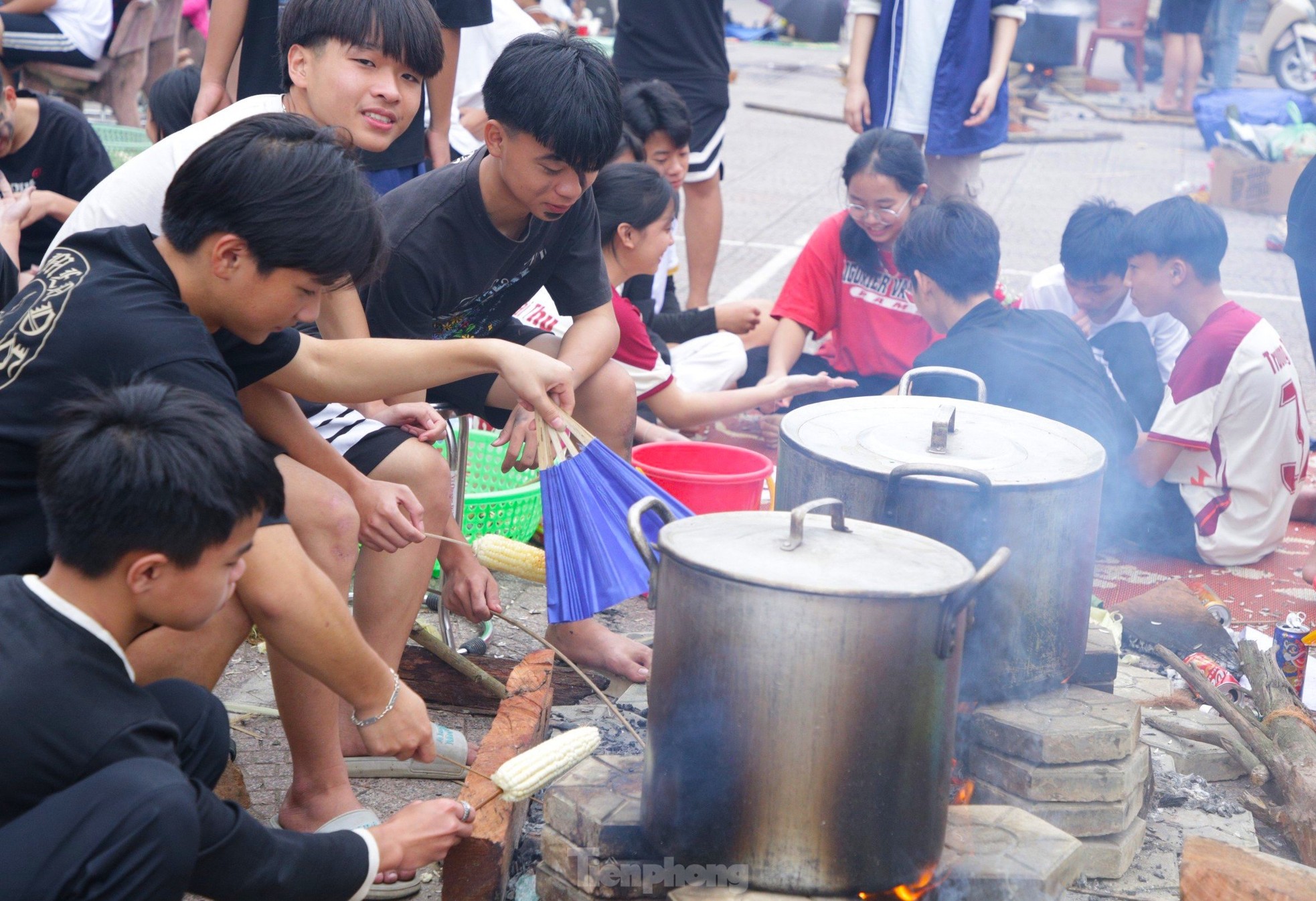 Chiến sĩ bộ đội hướng dẫn du học sinh L&agrave;o g&oacute;i b&aacute;nh chưng, trải nghiệm Tết Việt ảnh 10