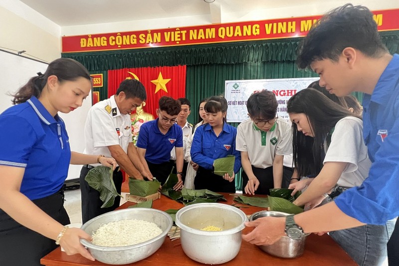 Hương vị quê nhà ấm lòng người lính nơi đảo xa