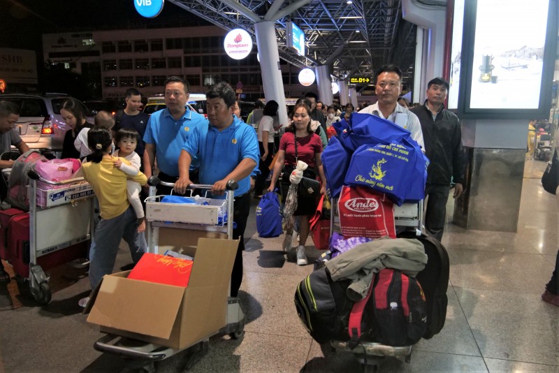 Ấm áp “Chuyến bay Công đoàn Xuân 2024 ” đưa công nhân về quê đón Tết Giáp Thìn