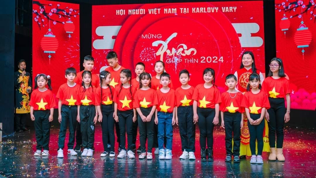 Ngày Tết cổ truyền qua nét vẽ của trẻ em Việt tại Séc