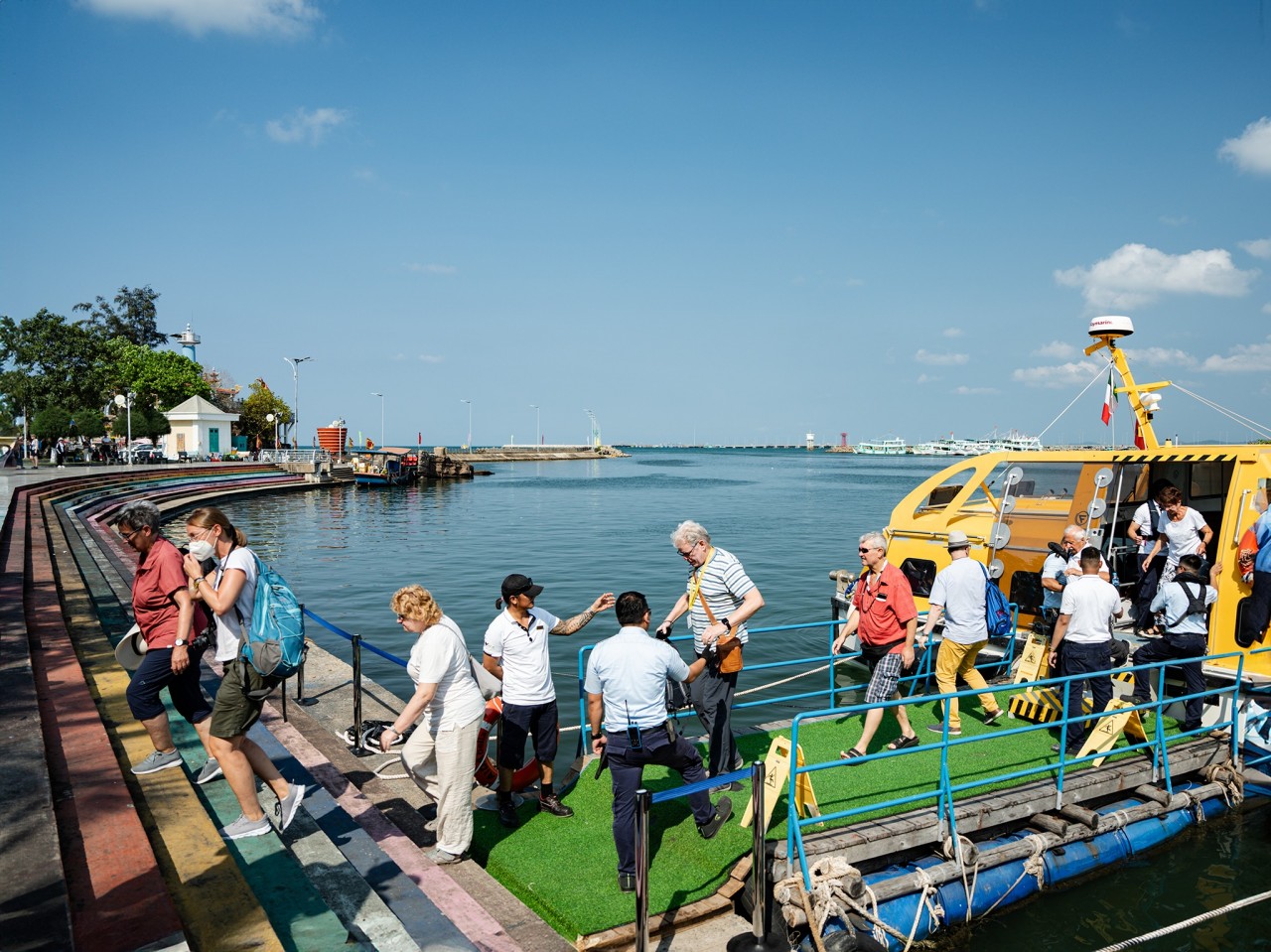 Gần 2.000 du khách châu Âu tham quan 