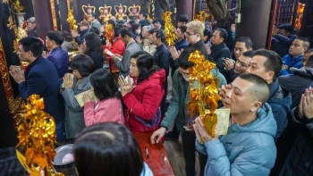 Người dân Thủ đô nô nức đi chùa cầu an sau thời khắc Giao thừa