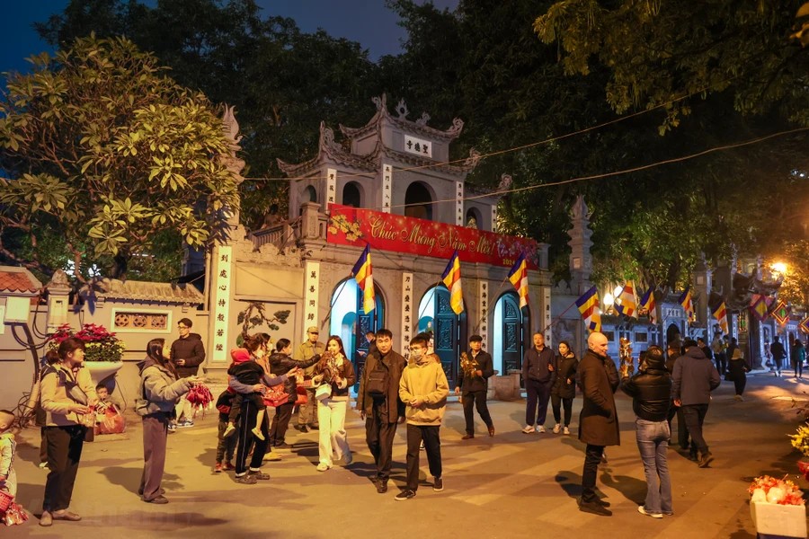 Người dân Thủ đô nô nức đi chùa cầu an sau thời khắc Giao thừa