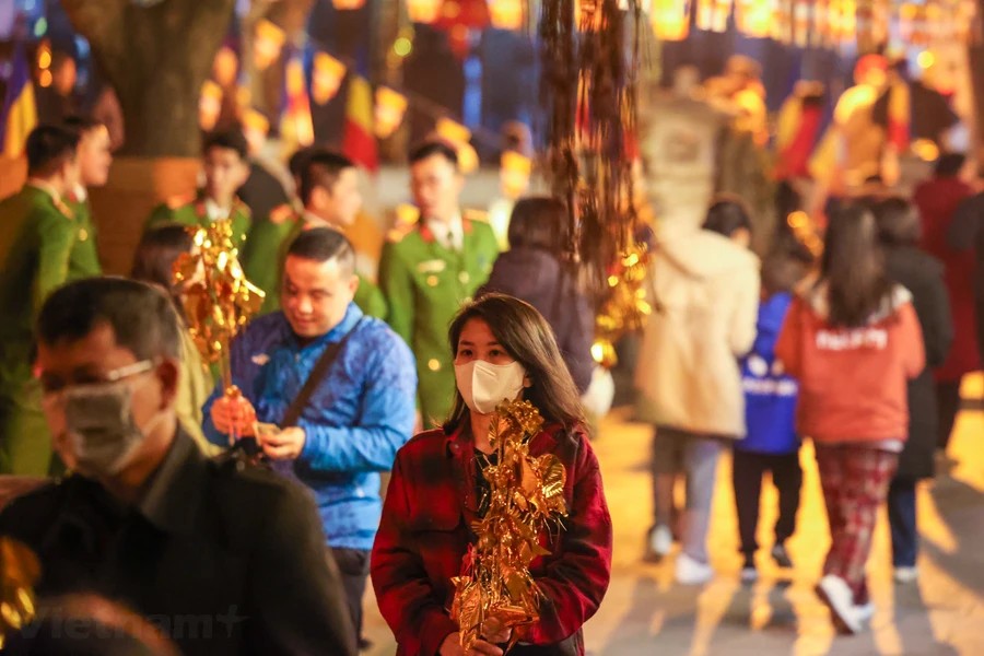 Người dân Thủ đô nô nức đi chùa cầu an sau thời khắc Giao thừa