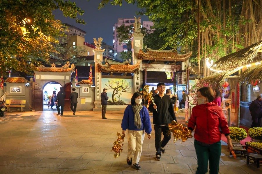 Người dân Thủ đô nô nức đi chùa cầu an sau thời khắc Giao thừa