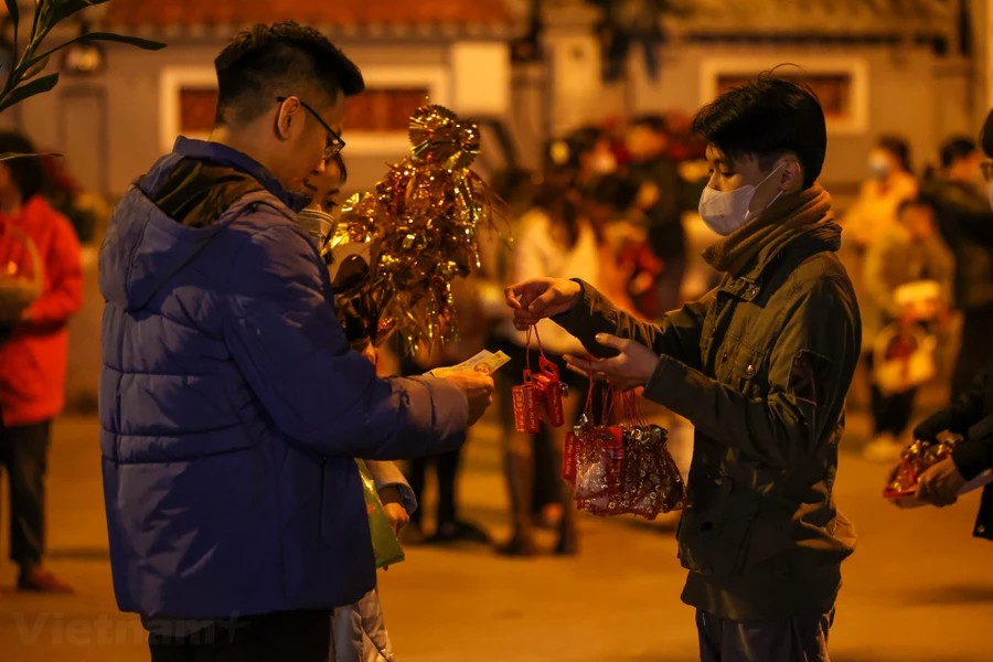 Người dân Thủ đô nô nức đi chùa cầu an sau thời khắc Giao thừa