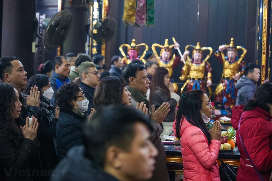 Người dân Thủ đô nô nức đi chùa cầu an sau thời khắc Giao thừa