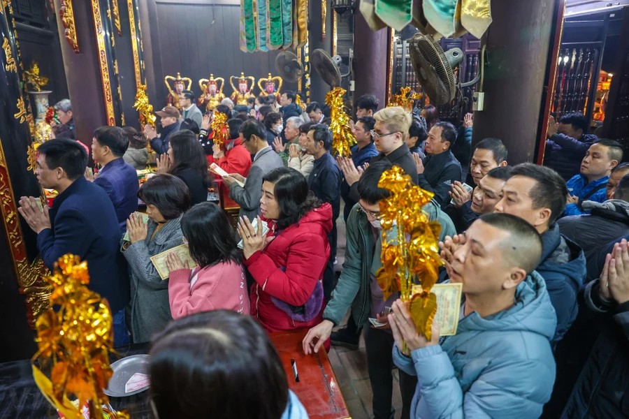 Người dân Thủ đô nô nức đi chùa cầu an sau thời khắc Giao thừa
