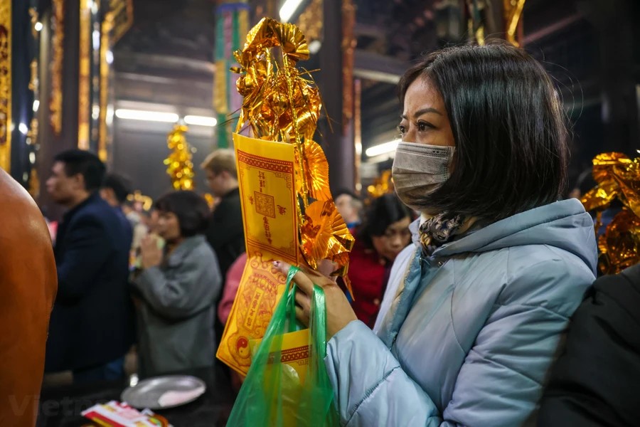 Người dân Thủ đô nô nức đi chùa cầu an sau thời khắc Giao thừa