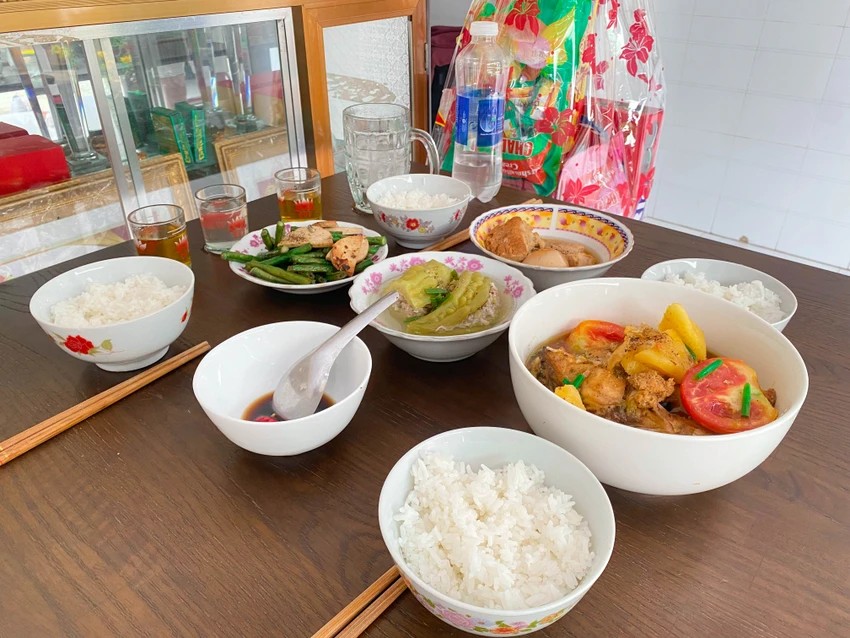 Mâm cơm đạm bạc vài món truyền thống nhà chị Mai cúng ông bà ngày 28 tháng Chạp (nhằm ngày 7-2). Ảnh: DƯƠNG KHANG