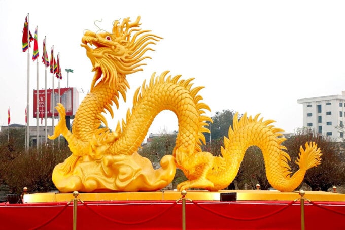 Linh vật rồng ở Phú Thọ năm nay đặt tại quảng trường Hùng Vương, được dân mạng đua nhau chia sẻ ngay từ ngày đầu ra mắt, trái ngược hoàn toàn với linh vật hổ gầy nhom, tiều tụy của địa phương này 2 năm trước. Rồng được thiết kế màu vàng bắt mắt, thể hiện sự uy nghiêm, mạnh mẽ nhưng vẫn giữ được những nét mềm mại. (Ảnh: Thông tin Phú Thọ 24h)