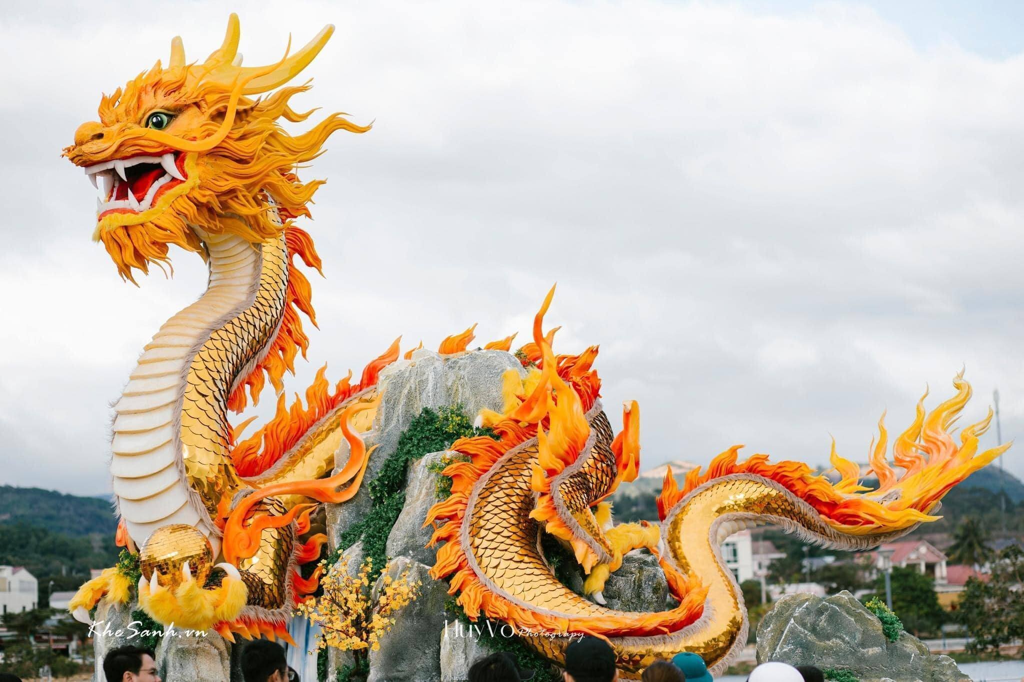 Linh vật rồng của nghệ nhân Đinh Văn Tâm được lắp đặt tại Công viên trung tâm thị trấn Lao Bảo, huyện Hướng Hóa, Quảng Trị - cao khoảng 4,5m với thân uốn lượn dài 7m, tổng trọng lượng khoảng 500kg. Nghệ nhân Đinh Văn Tâm chia sẻ, tượng linh vật rồng được đặt chế tác theo ý tưởng rồng đáp xuống ngọn núi đá.  (Ảnh: Huy Võ)