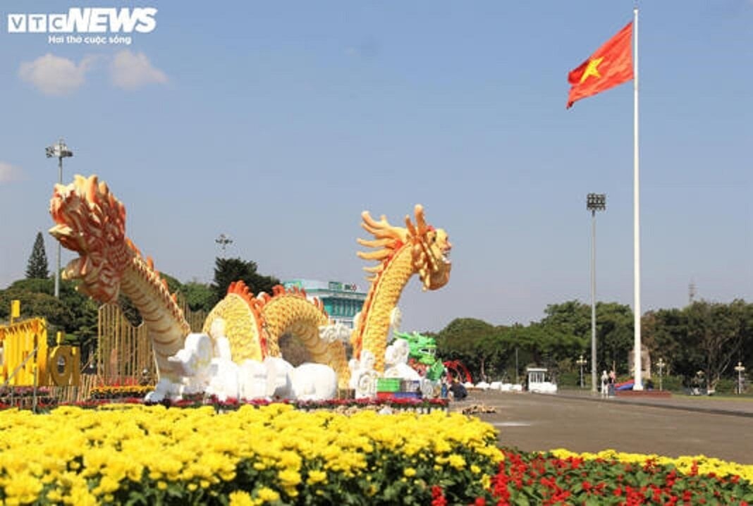 Sau nhiều ngày chờ đợi, bộ đôi linh vật rồng của tỉnh Gia Lai đã xuất hiện và được đặt trong khuôn viên Quảng trường Đại Đoàn kết (TP Pleiku). Đây là 2 linh vật nằm trong dự án Đường hoa Tết Nguyên đán Giáp Thìn 2024 của TP Pleiku (tỉnh Gia Lai). Mỗi linh vật rồng cao 7 mét, thân ngang 1,5 mét. Các linh vật và tiểu cảnh được sắp đặt đan xen cùng hơn 2.000 chậu hoa với 15 loại hoa, lá, cây cảnh các loại.