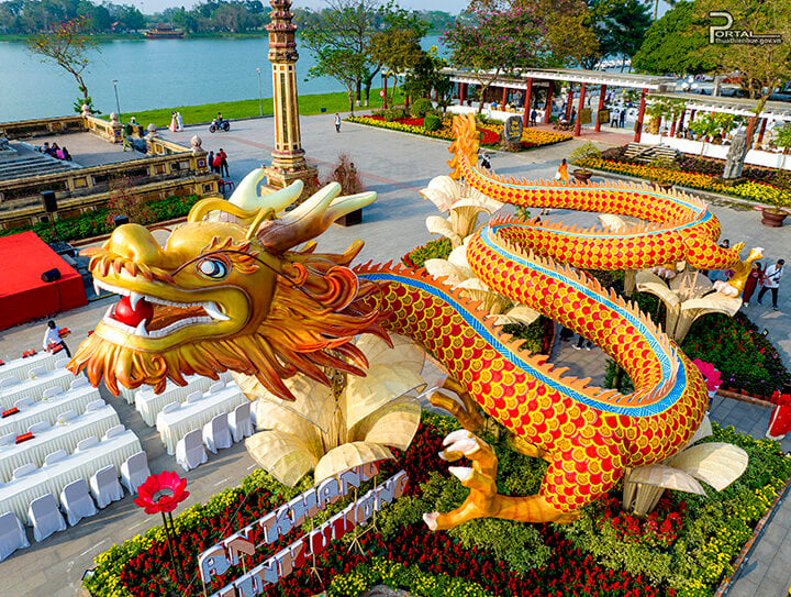 Linh vật rồng bên bờ sông Hương, TP. Huế được thiết kế giống với rồng thời Nguyễn, là sự tổng hòa của hình tượng rồng lớn kết hợp tạo hình trăm hoa đua nở của vùng đất Cố đô. Linh vật rồng dài gần 40 m được chế tác từ khung sắt, vải và xốp; các họa tiết đầu, sừng, vảy rồng được chế tác tinh xảo.