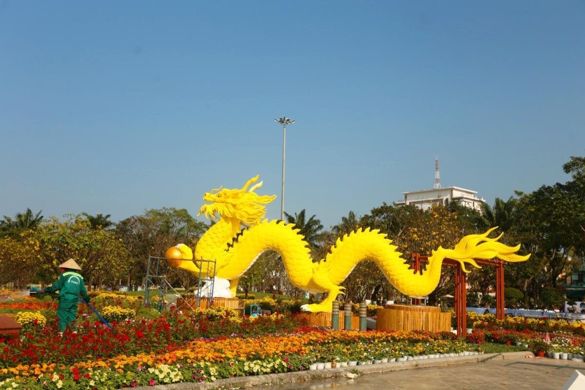 Linh vật rồng Quảng Nam cao 4m, dài 11m. Phần đầu của linh vật toát lên vẻ uy quyền, dũng mãnh, phần thân được tỉa những bộ vảy lớn, phần vây, đuôi được thể hiện khá bắt mắt. Phần chân rồng cũng được thiết kế tinh xảo với móng vuốt và vảy nổi lên.
