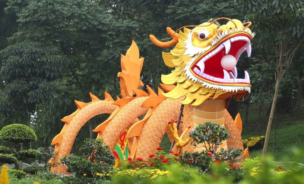 Linh vật rồng đặt ở Quảng trường Hồ Chí Minh (tại TP Vinh, Nghệ An) có chiều dài 30m, cao khoảng 5m và nặng hơn 2 tấn được các công nhân chế tạo hoàn thiện trong vòng 15 ngày. Cấu tạo linh vật được làm bằng khung sắt, bên ngoài bọc vải, bên trong lắp đặt hệ thống đèn led có thể phát sáng trong đêm. Linh vật rồng này lấy ý tưởng từ hình ảnh rồng ngậm ngọc cuộn tròn, ẩn mình trong mây.