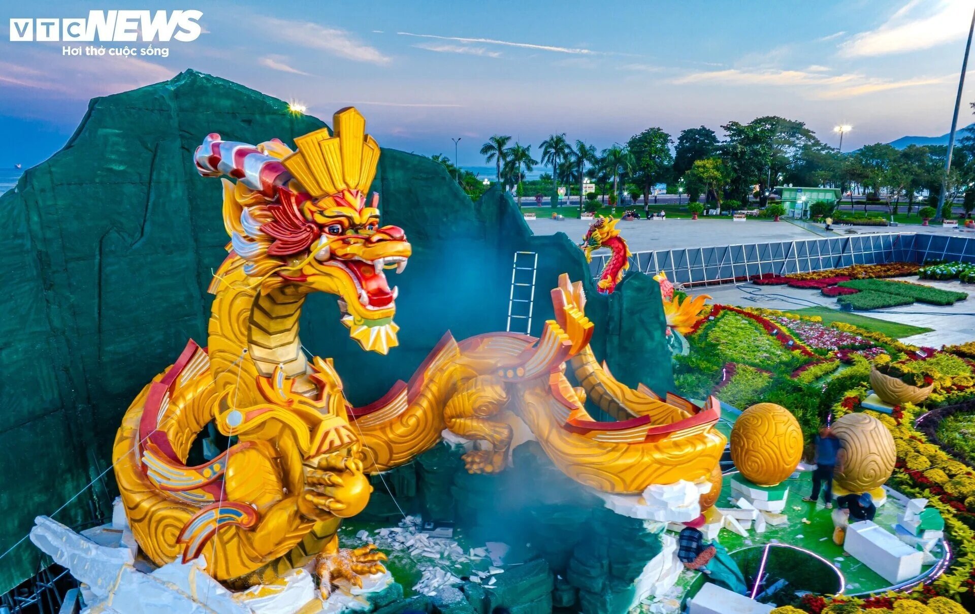 Cuối tháng 1/2024, cụm linh vật Rồng với chủ đề &quot;Tự hào cha rồng mẹ tiên&quot; ở TP Quy Nhơn, tỉnh Bình Định được trình làng. Theo UBND Bình Định, cụm linh vật lấy cảm hứng từ truyền thuyết Lạc Long Quân và Âu Cơ. Tác phẩm dài hơn 18m, cao hơn 7m, màu sắc chủ đạo là vàng đồng, đầu quay về hướng Tây với ý nghĩa &quot;cha Rồng trông non&quot;. Hai rồng phụ có phần đầu dài 16m, quay về hướng Đông tượng trưng &quot;mẹ Tiên trông biển&quot;. (Ảnh: Mục Thần)