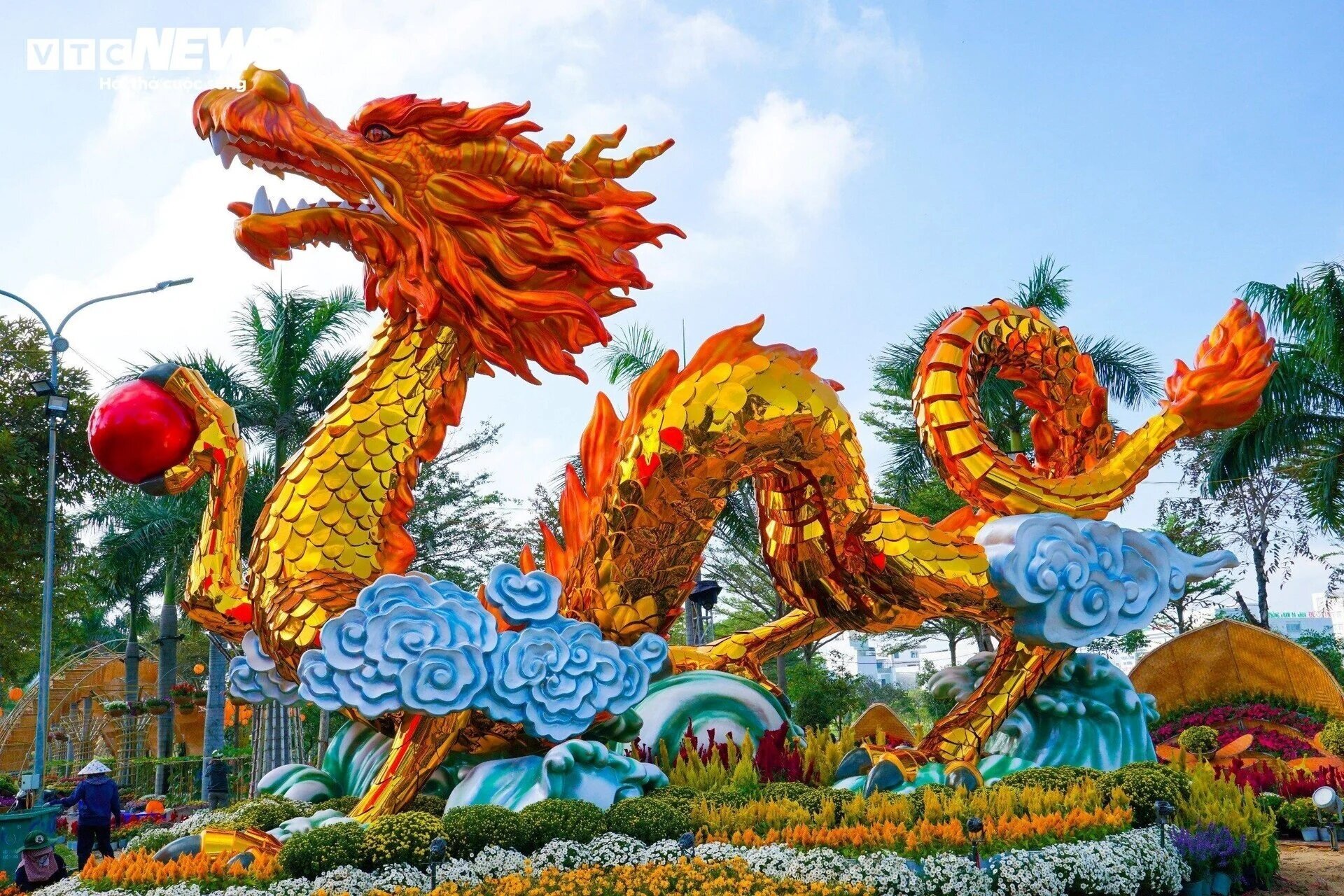 Linh vật Rồng ở Phú Yên nhập cuộc ‘tỉ thí’ rồng xuân cả nước. Rồng Phú Yên có vảy vàng, cầm ngọc đỏ, mình cao lớn, đầu quay về hướng Đông - nơi có lộc đầy, thế nước sẽ sinh ra của cải, mang tài lộc đồi dào. (Ảnh: Minh Minh)