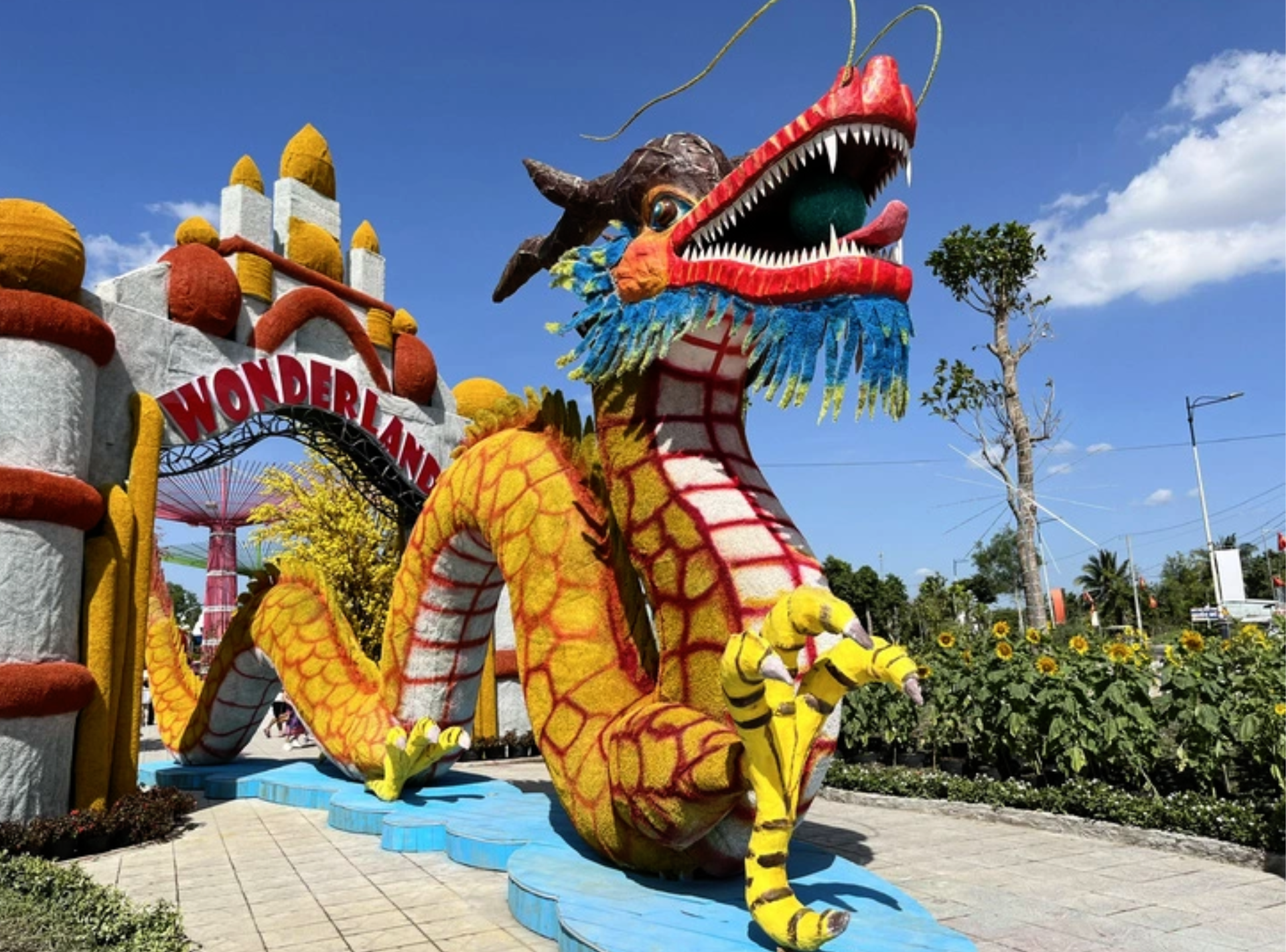 Hình ảnh rồng ở TP Cần Thơ có chiều dài 16m, cao 5m, ước tính nặng gần 3 tấn. Linh vật rồng Giáp Thìn được lên ý tưởng thiết kế và thi công hơn 3 tháng để hoàn thành. Linh vật rồng có chiều dài 16m, cao 5m, ước tính nặng gần 3 tấn. (Ảnh: Báo Tuổi trẻ)