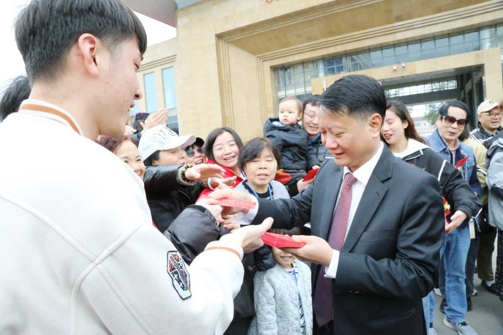 Lãnh đạo TP Móng Cái lì xì du khách ngày đầu năm mới.