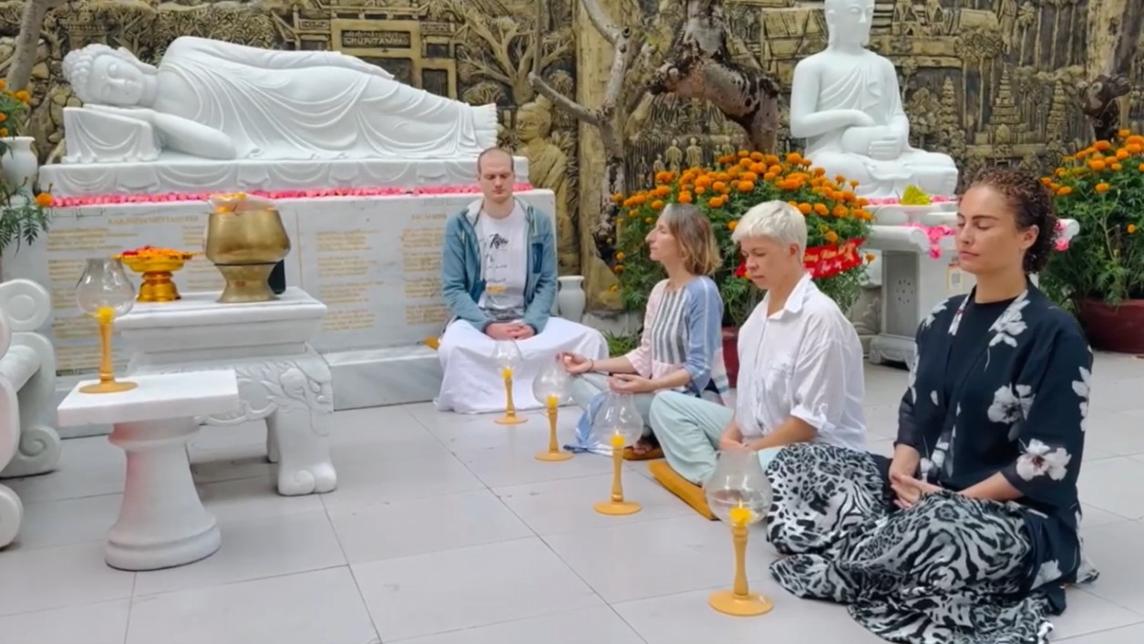 Du khách nước ngoài trải nghiệm Thiền Tịnh Xuân tại chùa Tam Bảo Đà Nẵng
