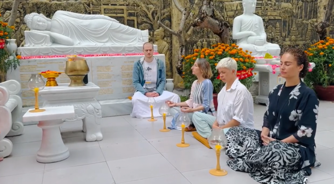 Du khách nước ngoài trải nghiệm Thiền Tịnh Xuân tại chùa Tam Bảo Đà Nẵng