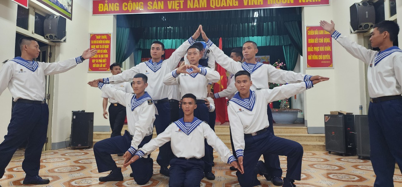 Những tiết mục văn nghệ ca ngợi Đảng, Bác Hồ, quê hương được các chiến sĩ biểu diễn đầy nhiệt huyết