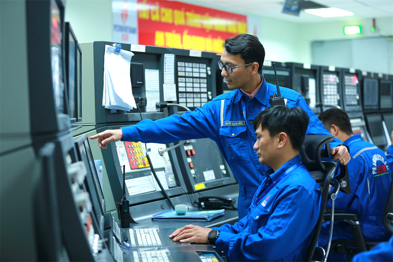 Vận hành nhà máy lọc dầu Dung Quất (Ảnh minh hoạ)