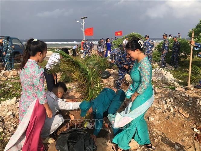 Huyện đảo Trường Sa hưởng ứng Tết trồng cây đầu năm mới