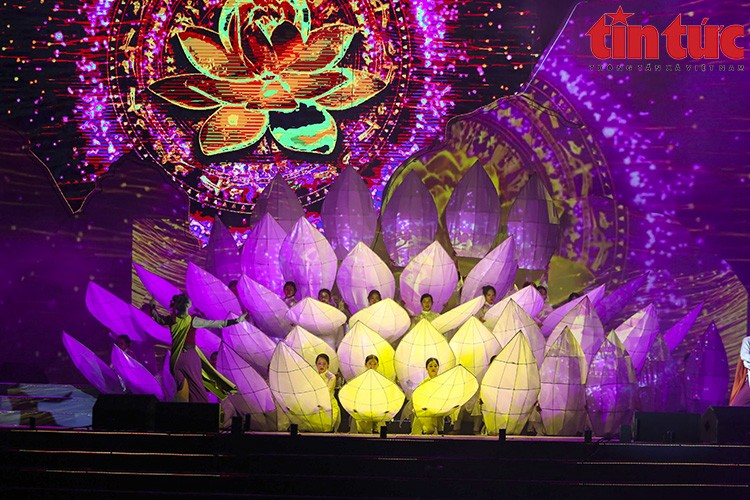 Mãn nhãn với màn 3D mapping tại Lễ hội Hai Bà Trưng Mãn nhãn với màn 3D mapping tại Lễ hội Hai Bà Trưng
