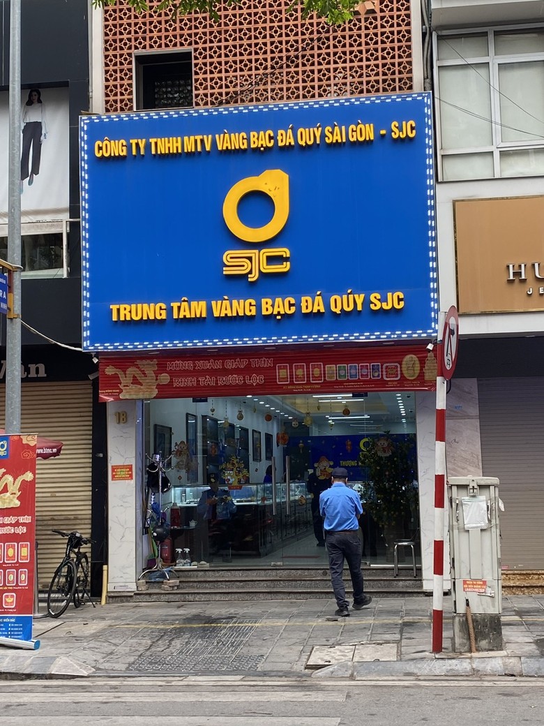 Các tiệm vàng không có cảnh nhộn nhịp vào ra như mọi năm. 0134799d328c9fd2c69d5-8410.jpg