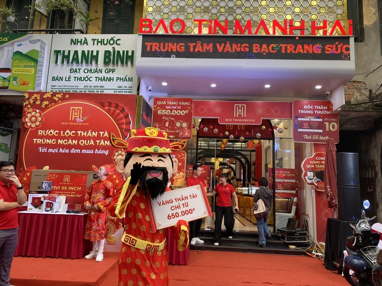 Các hiệu vàng trang hoàng lộng lẫy cho ngày lễ nhưng rất vắng khách. 40270d804691ebcfb2806-4978.jpg