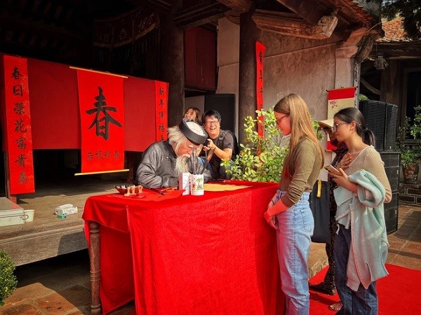 Khách quốc tế ở Việt Nam: “Lễ hội Xuân của các bạn chính là Tết của tôi”
