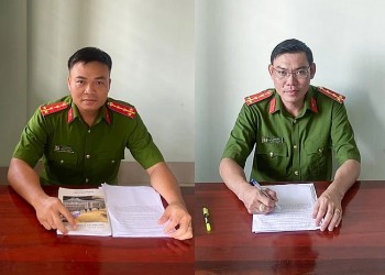Hai công an cứu cháu bé người Trung Quốc bị đuối nước