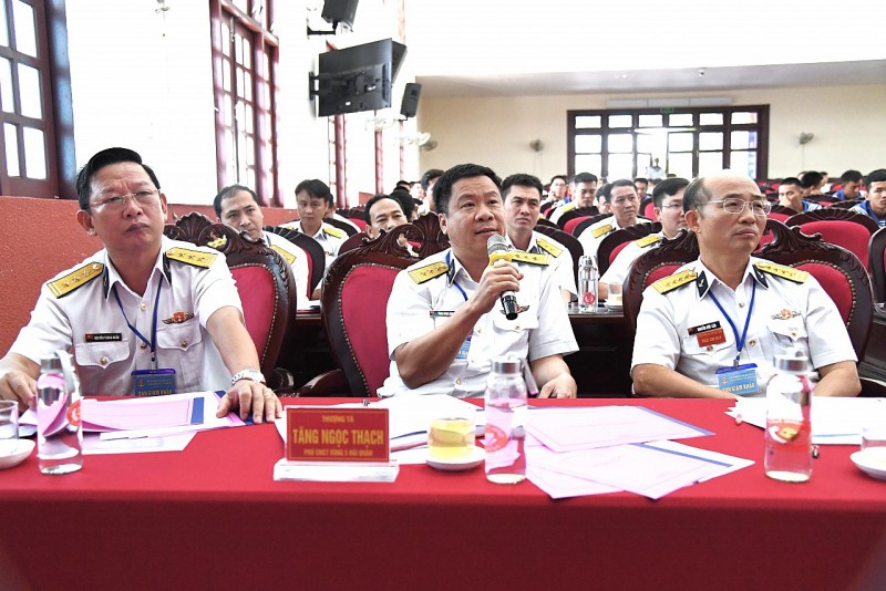 Thành viên Ban giám khảo đặt câu hỏi cho thí sinh.