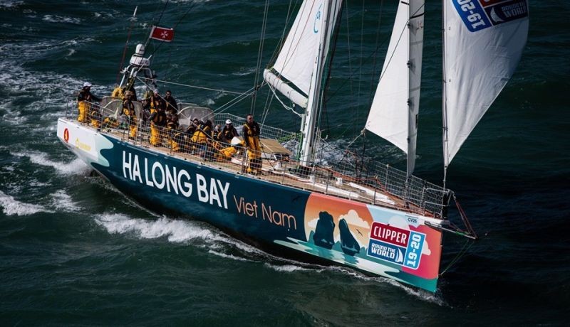 Thuyền đua đội Quảng Ninh với tên gọi: “Hạ Long Bay, Viet Nam”.