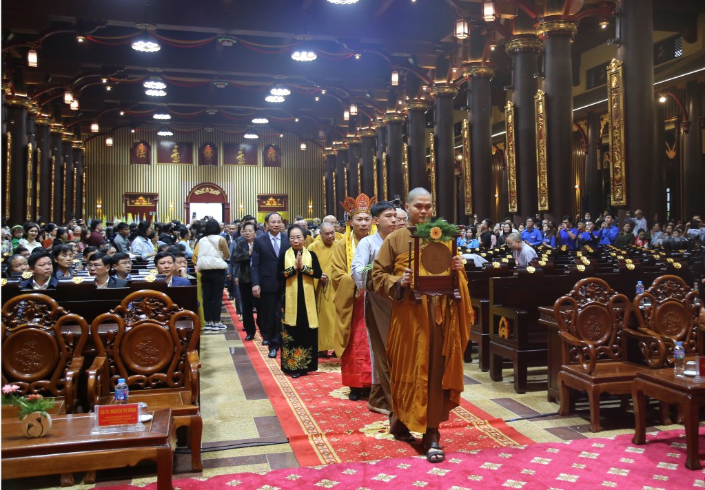 Các đại biểu làm lễ cung nghinh vào làm lễ khai hội Yên Tử. Các đại biểu làm lễ cung nghinh vào làm lễ khai hội Yên Tử (Ảnh: BQN).