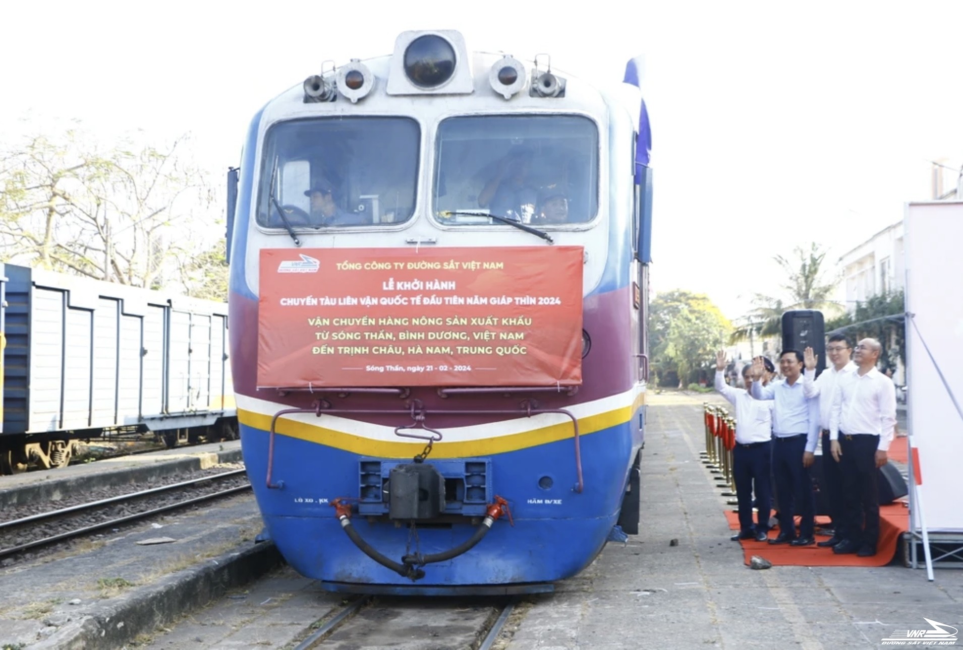 Chuyến tàu liên vận quốc tế đầu tiên năm Giáp Thìn đưa nông sản sang Trung Quốc