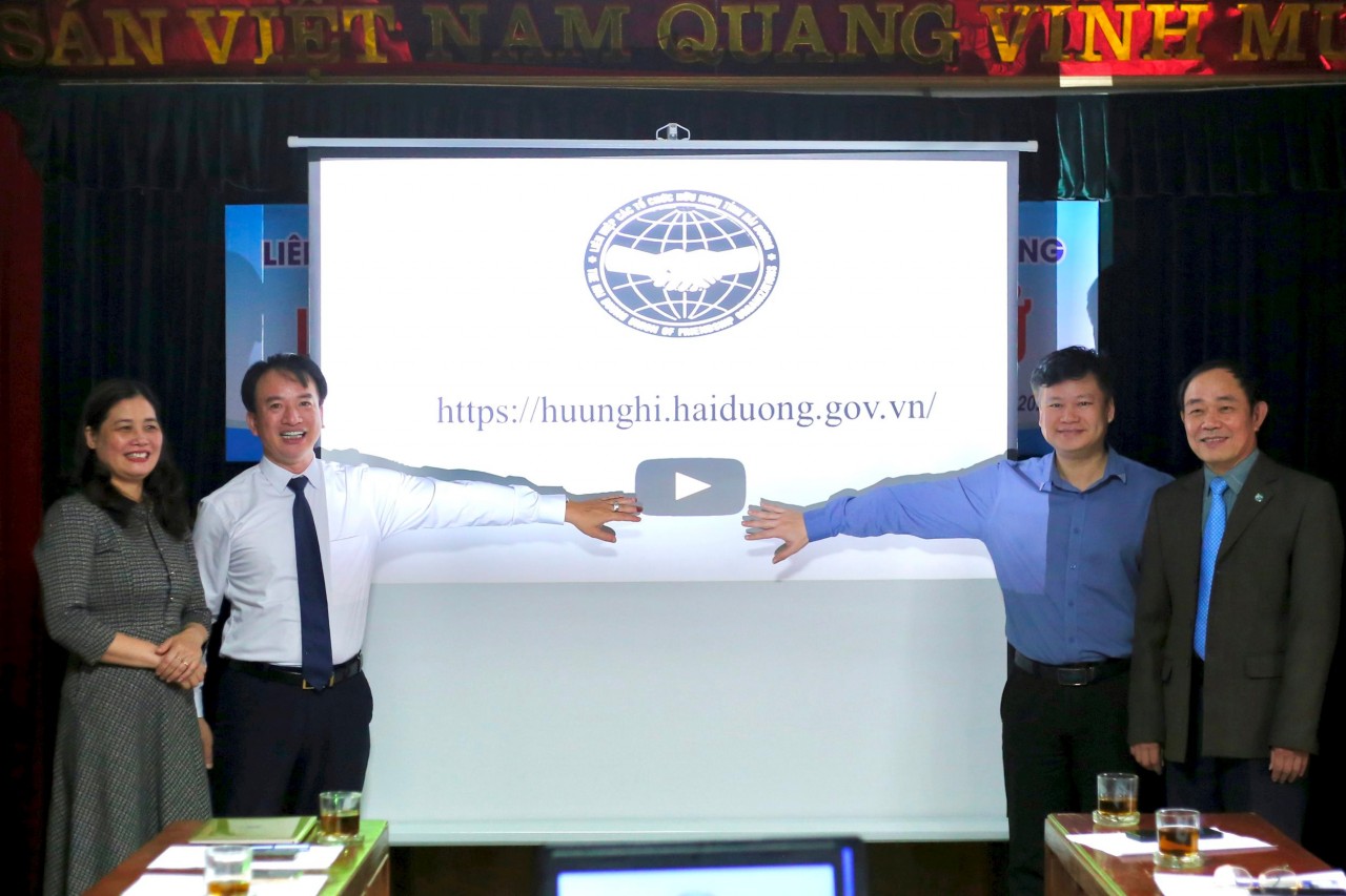 Các đại biểu ấn nút khai trương Trang thông tin điện tử. (Ảnh: Báo Hải Dương)