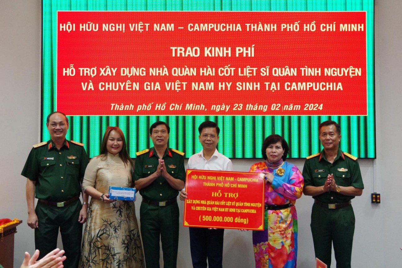 Hội Hữu nghị Việt Nam - Campuchia TP.HCM trao kinh phí hỗ trợ xây nhà quàn hài cốt liệt sĩ tại Campuchia