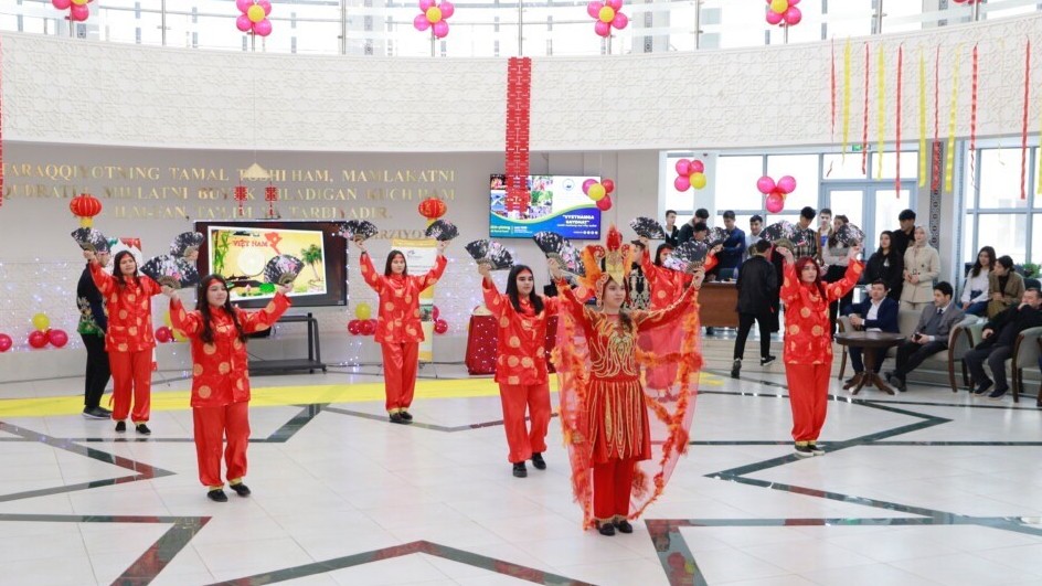 Người những bạn Uzbekistan tìm hiểu phong tục đón Tết cổ truyền Việt Nam