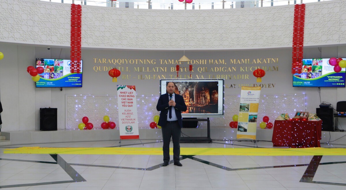 Người những bạn Uzbekistan tìm hiểu phong tục đón Tết cổ truyền Việt Nam