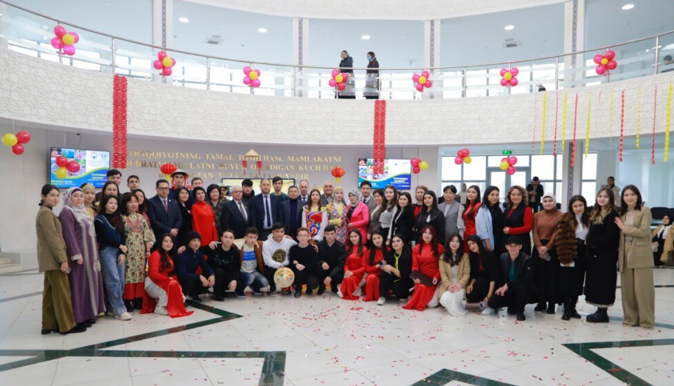 Người những bạn Uzbekistan tìm hiểu phong tục đón Tết cổ truyền Việt Nam