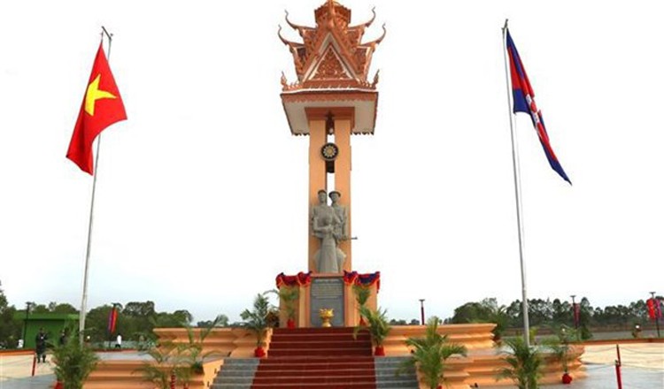 Công trình Tượng đài Hữu nghị Việt Nam-Campuchia tại tỉnh Svay Rieng. (Ảnh: VNA)