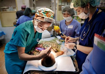 OS phẫu thuật nhân đạo cho các bệnh nhân mang dị tật khe hở môi, hàm ếch tại Hà Nội tháng 3