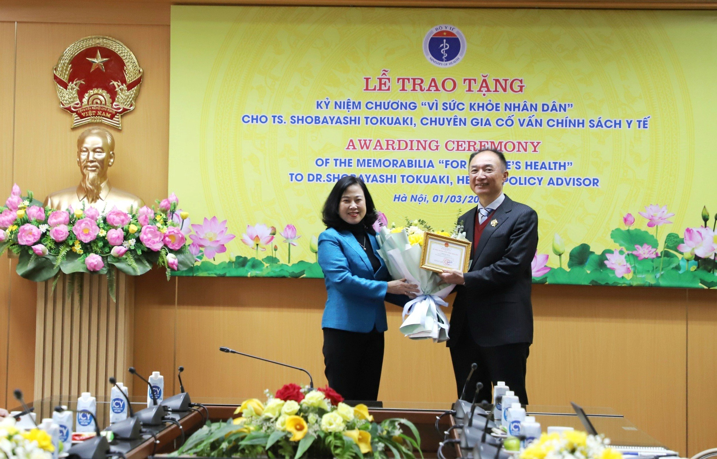 Bộ trưởng Bộ Y tế Đào Hồng Lan đã trao Kỷ niệm chương “Vì sức khỏe nhân dân” TS. Shobayashi Tokuaki, chuyên gia cố vấn chính sách y tế Nhật Bản.