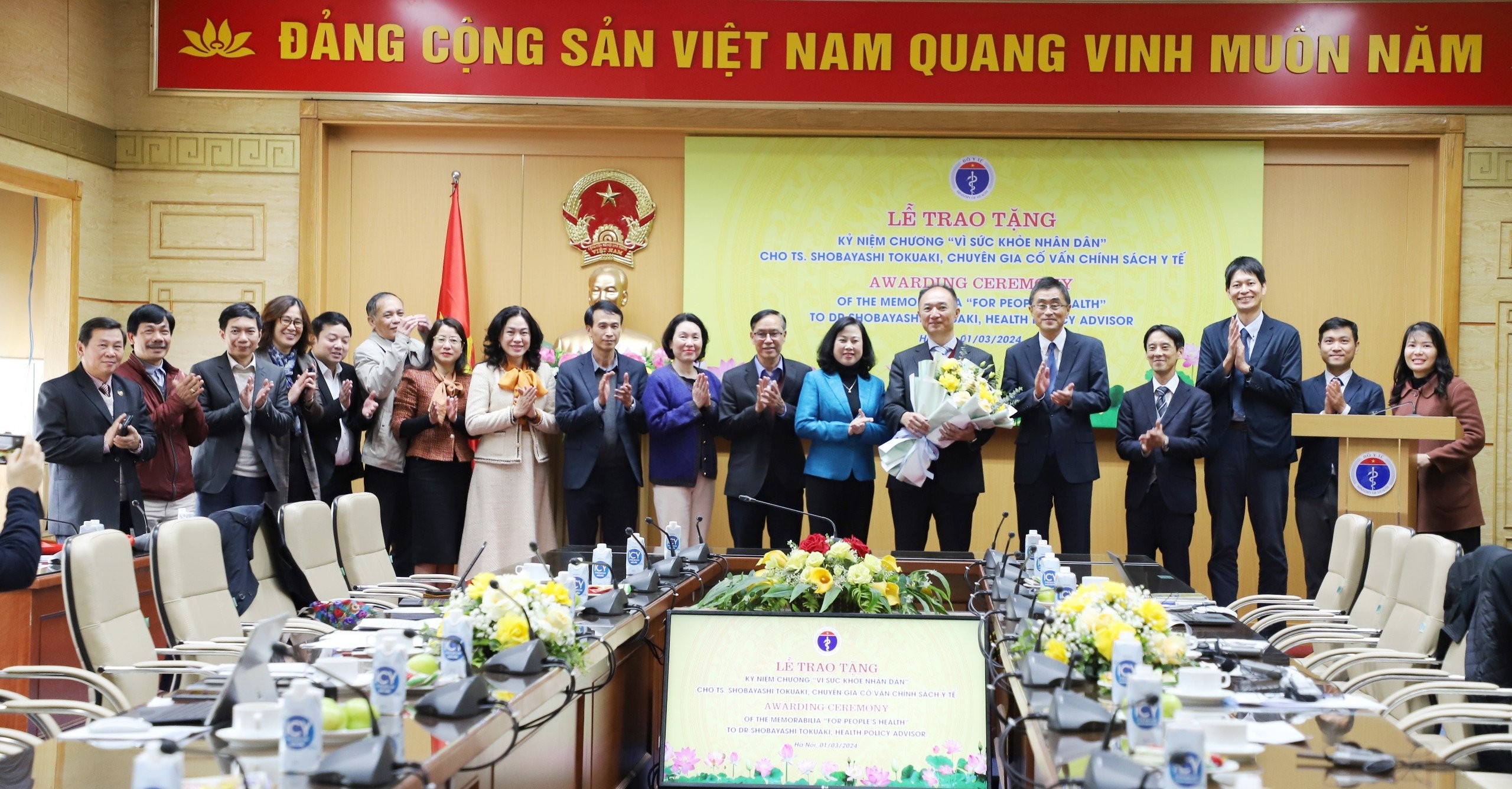  các đại biểu chúc mừng TS.Shobayashi Tokuaki