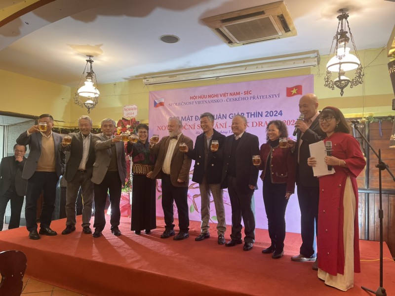 Hội hữu nghị Việt Nam - Séc tổ chức buổi Gặp mặt đầu xuân Giáp Thìn 2024