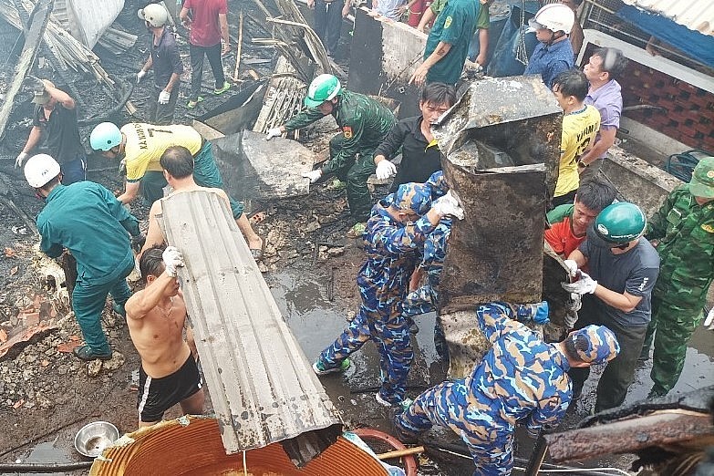 Các lực lượng tham gia chữa cháy.