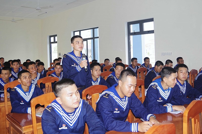 Chiến sĩ Tiểu đoàn 563 phát biểu ý kiến.
